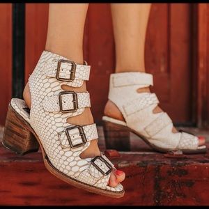 Freebird by Steven Quail in White Snake Size 6.0